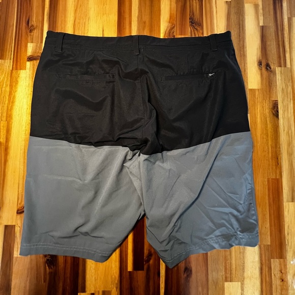 Nike Mens golf shorts in two tone black and grey colorway - Picture 2 of 4